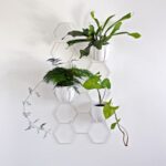 bialy-kwietnik-wieszak-na-kwiaty-wiszacy-minimalistyczny-hexagon-hexal-design-handmade-recznie-robiony-polska-marka-polski-produkt.jpg
