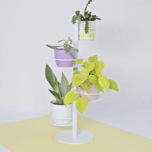 biały stojak na rośliny, nowoczesny dodatek do kuchni, dekoracja salonu, metalowy kwietnik, kolorowe doniczki